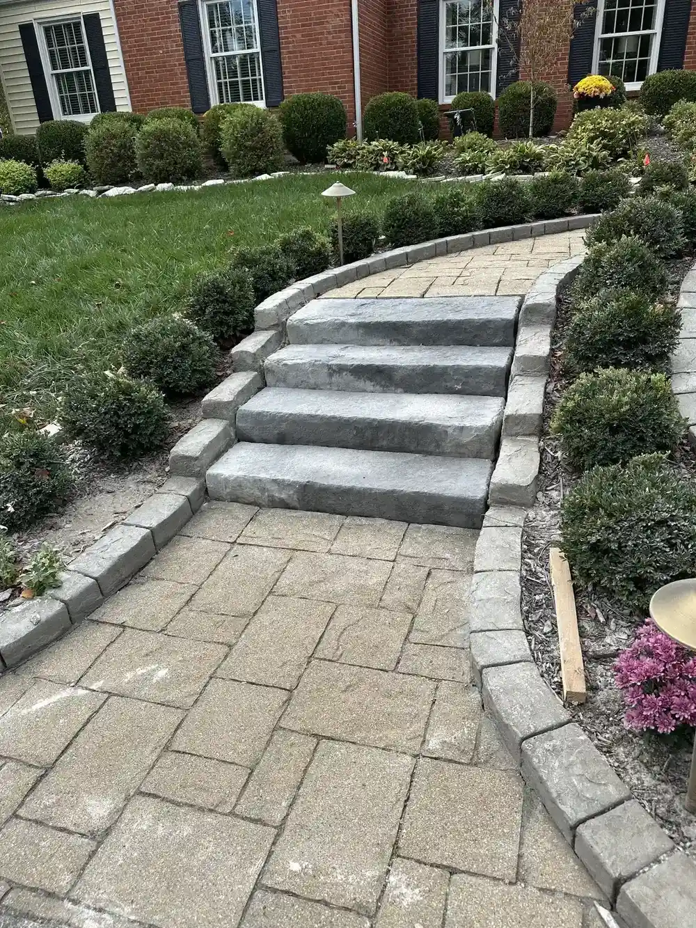 Curved paver seating wall with built-in steps in St. Louis